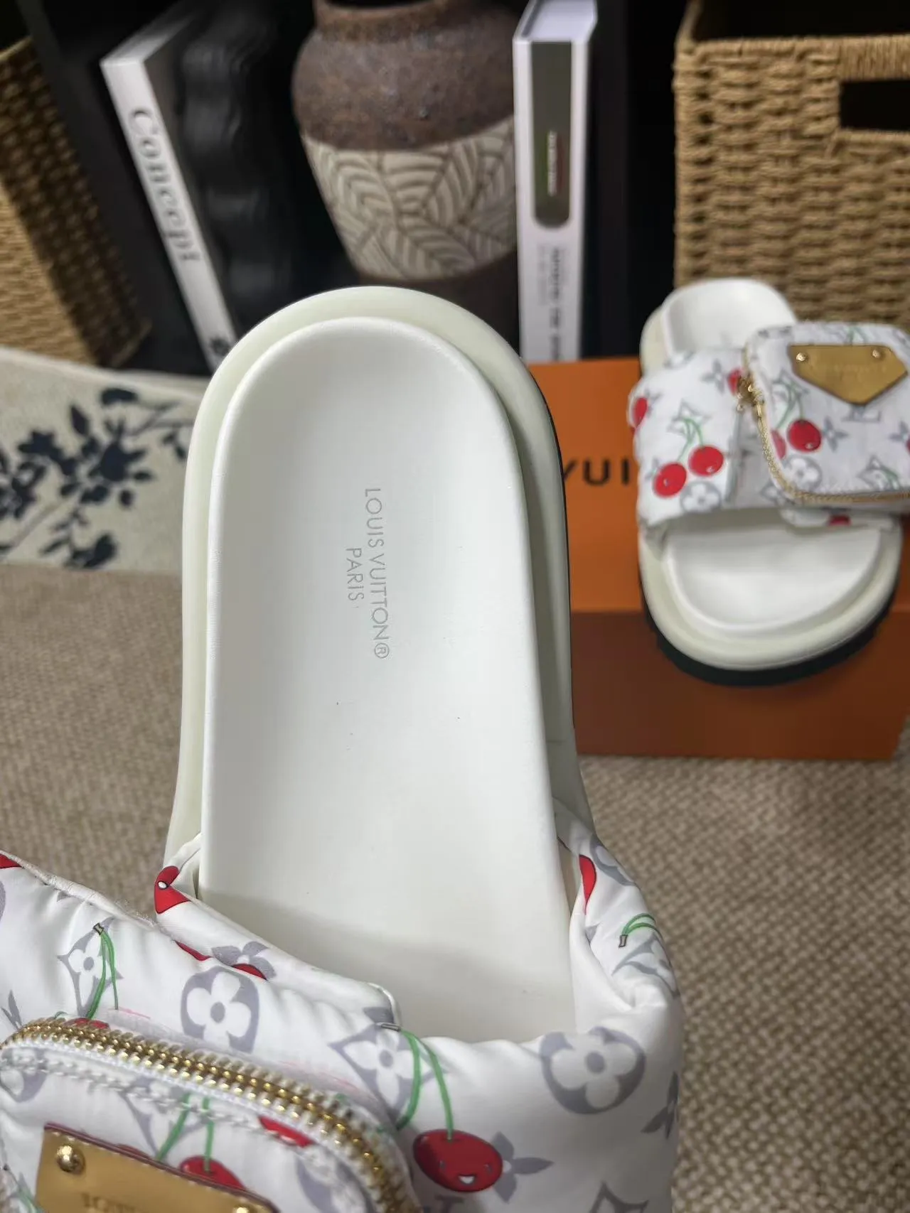 P380 yuan LV Louis Vuitton Full of high-end feel! A popular model among bloggers at home and abroad, it’s retro and fashionable, and looks stunning on your feet! Mainly recommended model on the official website★ ━━━━━ ЅᏇєєt ━━━━━ ▪️Upper: original calfskin ➕5D printing process ▪️Inner: imported mixed sheepskin ▪️Outsole: original molded foam outsole ▪️Size: Female 35-40 Men's 39-44 (women's 41 men's 45)